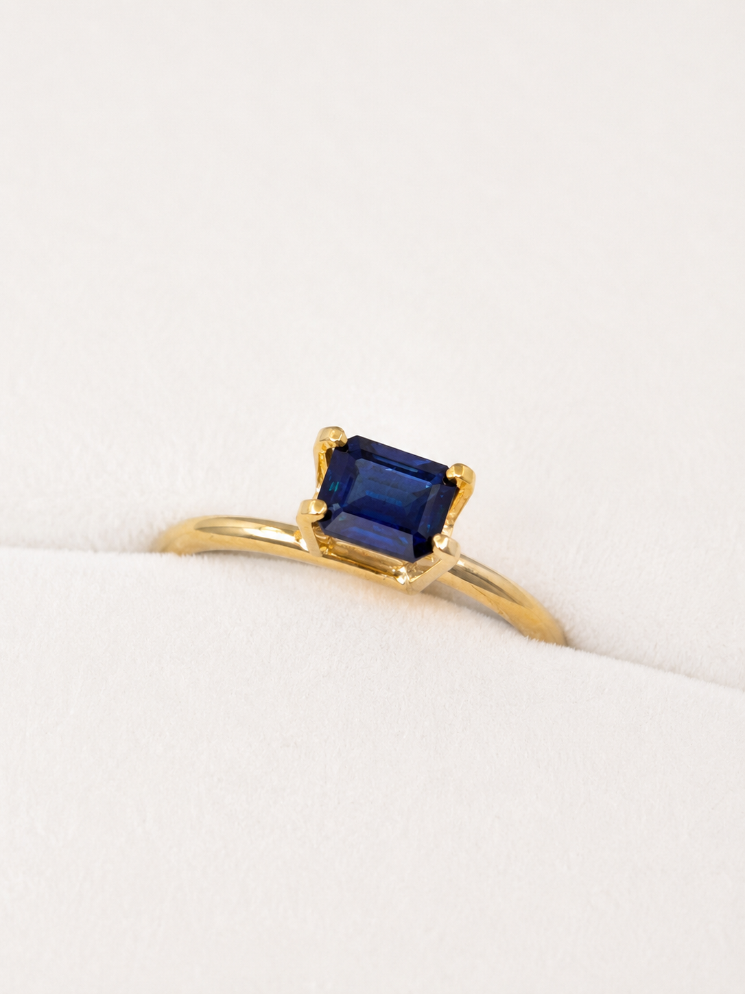 Emerald-cut sapphire (rectangular step cut with cut corners)1.6ct
