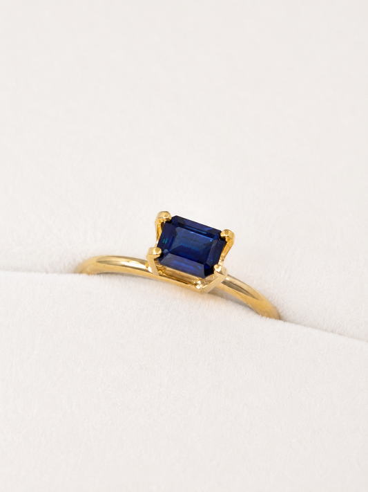 Emerald-cut sapphire (rectangular step cut with cut corners)1.6ct